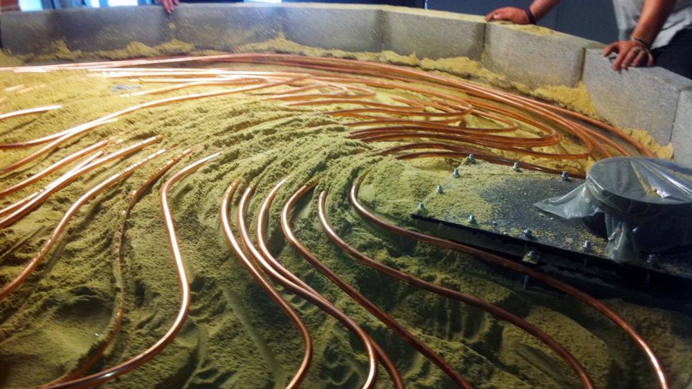 Serpentin en tube de cuivre pour récupérer la chaleur dans un four maçonné à bois.  P. Rouxel Serpentin en tube de cuivre pour récupérer la chaleur dans un four maçonné à bois.  P. Rouxel